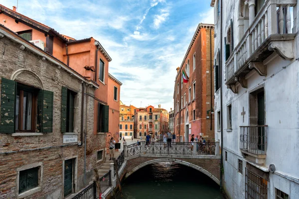 Włochy. Wenecja wrzesień 2018. Piękna tradycyjna ustronna Włoska ulica — Zdjęcie stockowe