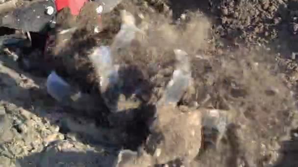 L'agriculture. Voiture de fermier. Moulins cultivateurs labourant le sol 