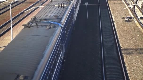Αργή κίνηση. Κορυφαία προβολή αυτοκινήτων τρένων — Αρχείο Βίντεο