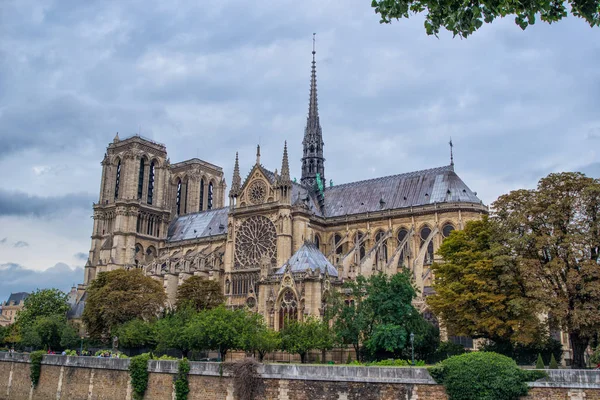 Готический собор Парижской Богоматери в облачную погоду, Франция — стоковое фото