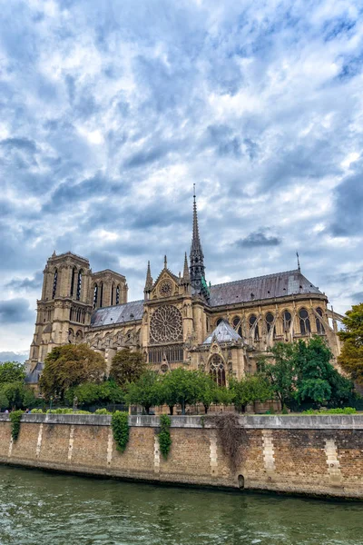 Catedrala gotică a doamnei noastre din Paris pe vreme tulbure, Franța — Fotografie, imagine de stoc