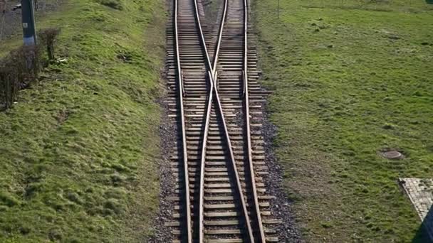 Spoorwegen. Spoorrails voor treinen vertakkings spoor — Stockvideo