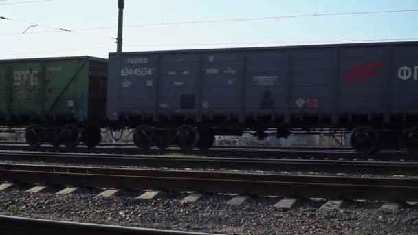 Μινσκ Λευκορωσία 2019 Απριλίου. Τα αυτοκίνητα ενός φορτίου τρένου που κινούνται επί σιδηροτροχιών — Αρχείο Βίντεο