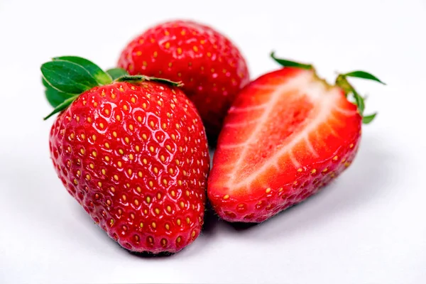 Słodki dojrzały czerwony truskawka na białym tle — Zdjęcie stockowe