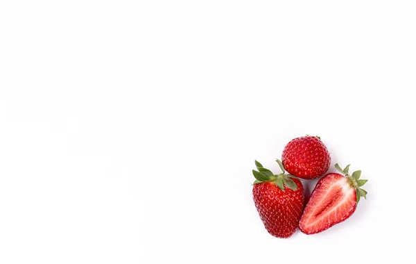 Słodki dojrzały czerwony truskawka na białym tle — Zdjęcie stockowe