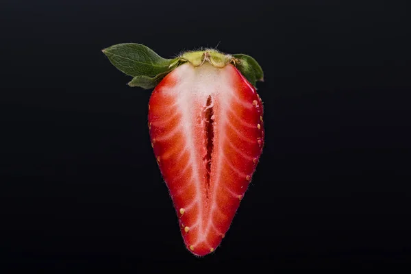 Wytnij czerwoną truskawkę na ciemnym tle bez cienia — Zdjęcie stockowe