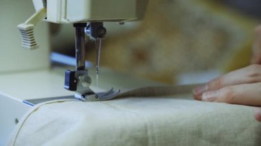 Yakından kapatın. Dikiş makinesi İğne karalama dikiş