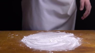 Serpiştirilmiş un hamuru dışarı rulo kurulu üzerine düşer. yakın çekim 4k