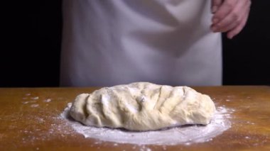 Serpiştirilmiş un hamuru dışarı rulo kurulu üzerine düşer. yakın çekim 4k