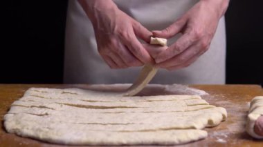 ev yapımı sosisli sandviç pişirmek. yakın çekim 4k