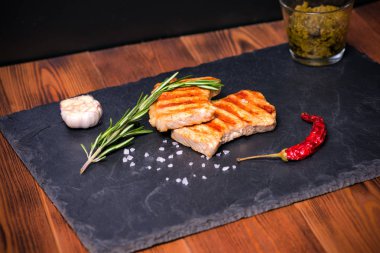 Taze ızgara biftek. Sıcak pişmiş et