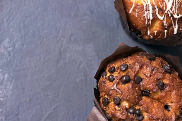 Chiudete. Chiave oscura. Muffin con pezzi di cioccolato in carta nera — Foto Stock