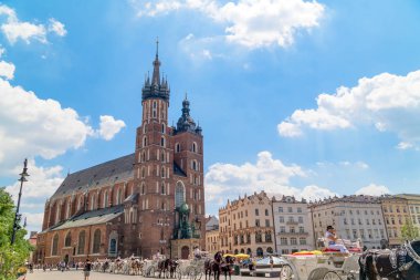 Krakow Polonya Haziran 2019. Eski şehirde St. Marys Bazilikası