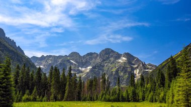 Polonya ve Slovakya sınırındaki Tatra dağlarının güneşli gün görünümü