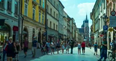 Krakow, Polonya Haziran 2019: turistler şehrin tarihi merkezinde yürüyor. Timelapse