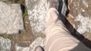 Park'ta taş yolda yürüyen kadın turist