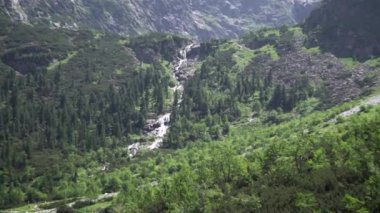 Yakınlaştırın. Polonya Tatras dağ şelalesi