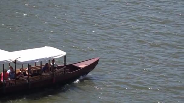 Polonia Cracovia junio 2019. turistas navegando por el río Vístula, slow mo — Vídeo de stock