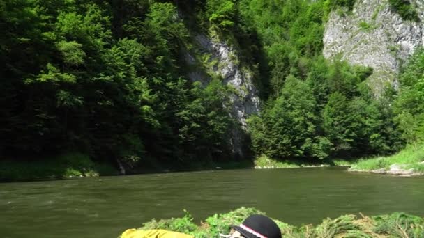 从森林河上的小船上欣赏岩石海岸 — 图库视频影像