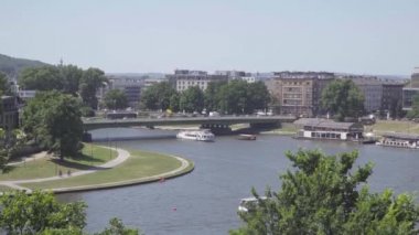 Polonya Krakow Haziran 2019. Kale duvarlarından Vistula nehri ve Krakow şehrinin görünümü