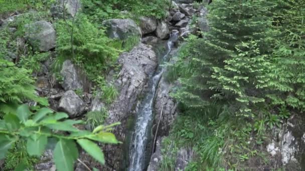 Close-up slow motion weergave van waterval. Slowmo — Stockvideo