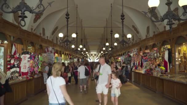 Cracóvia, Polônia junho 2019: Turistas no mercado de tecidos de Cracóvia — Vídeo de Stock