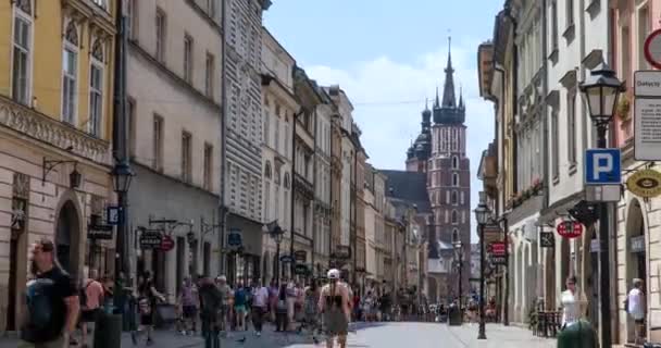 Krakov, Polsko červen 2019: turisté chodící v historickém centru města. Timelapse — Stock video