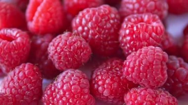 Yakın çekim rotasyonu. Masada kırmızı ahududu iplik