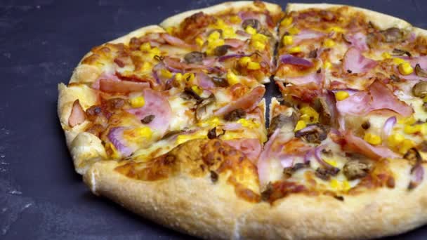 Пицца с грибами и беконом на темном фоне — стоковое видео