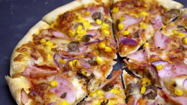 Pizza con champiñones y tocino sobre un fondo oscuro — Vídeos de Stock