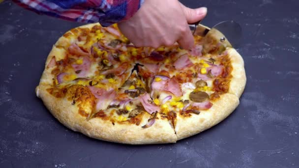 Skära italienska pizza på bordet — Stockvideo