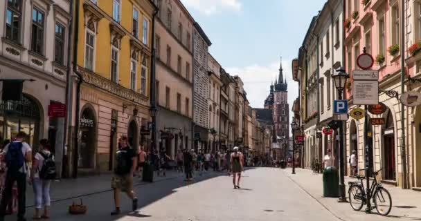 Krakow, Polen juni 2019: turister som går i den historiska stadskärnan. Timelapse — Stockvideo