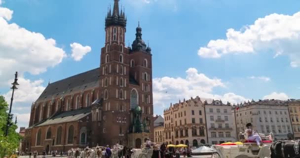 Krakow Polonya Haziran 2019. Eski şehirdeki St. Marys Bazilikası. Timelapse — Stok video