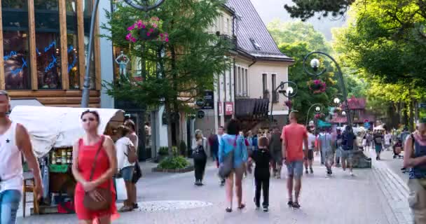 Zakopane, Polonya Haziran 2019. Krupowki sokak turistler yaz akşamı sokakta yürüyüş. Timelapse — Stok video