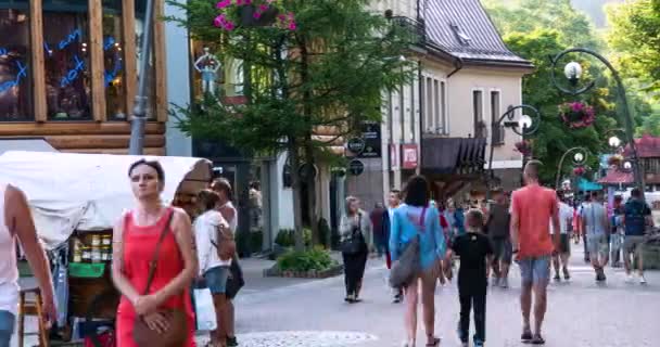 Zakopane, โปแลนด์ มิถุนายน 2019 นักท่องเที่ยวถนน Krupowki เดินบนถนนในตอนเย็นฤดูร้อน ระยะเวลา — วีดีโอสต็อก