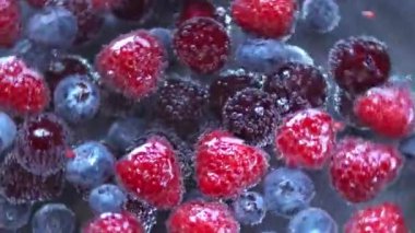 Temiz suda taze yaban mersini ahududu ve kiraz