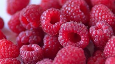 Yakın çekim rotasyonu. Masada kırmızı ahududu iplik