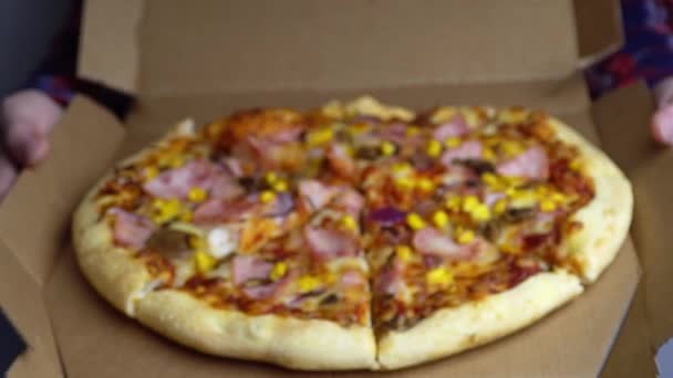 Entrega de pizza. la aparición de la pizza en foco de desenfoque — Vídeo de stock