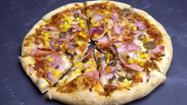 zoom. koyu bir arka plan üzerinde mantar ve pastırma ile pizza