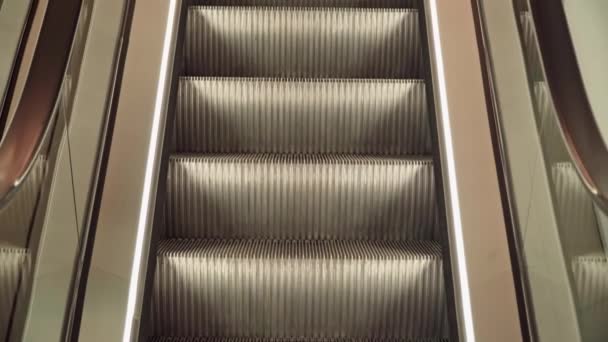 Escada rolante em movimento vazio close-up na loja — Vídeo de Stock