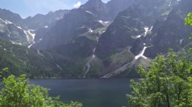 Yazın Tatras'ta dağ gölü. Dünyanın en güzel 5 gölünün gölü