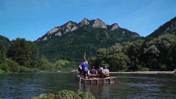Polonia, Tatras junio 2019. Rafting en el río Danubio. La ruta turística tiene más de 100 años — Vídeos de Stock