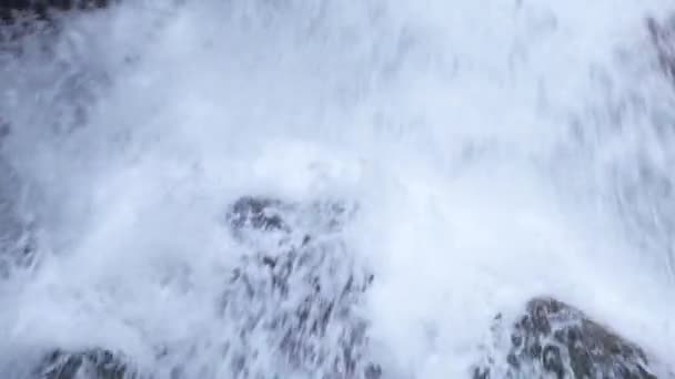 Feche a vista em câmera lenta da cachoeira. lentidão — Vídeo de Stock