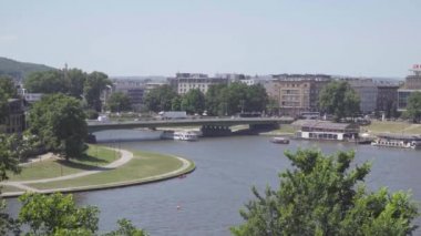 Polonya Krakow Haziran 2019. Kale duvarlarından Vistula nehri ve Krakow şehrinin görünümü