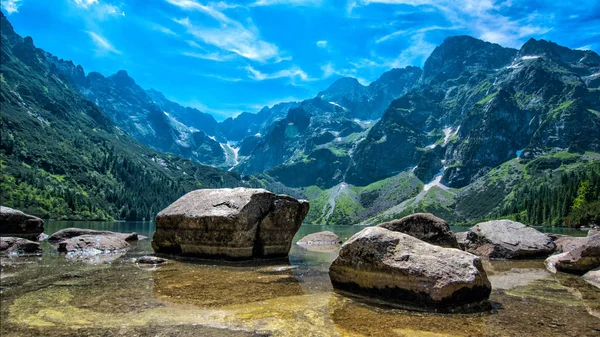 Bellissimo lago di montagna in estate — Foto Stock