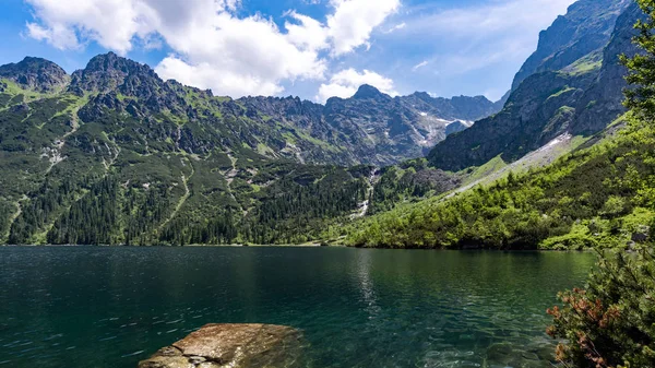 Bellissimo lago di montagna in estate — Foto Stock