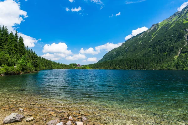 Bellissimo lago di montagna in estate — Foto Stock