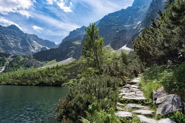 Bella strada in pietra in montagna — Foto Stock