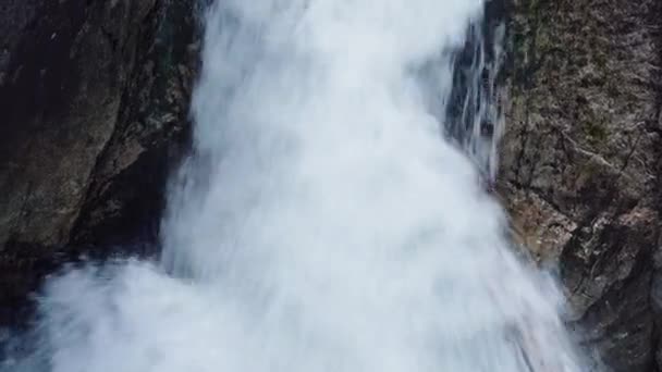 Vodopád v pohoří Tatra v Polsku — Stock video