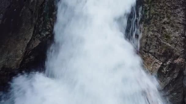 Cascada en las montañas Tatra en Polonia — Vídeos de Stock